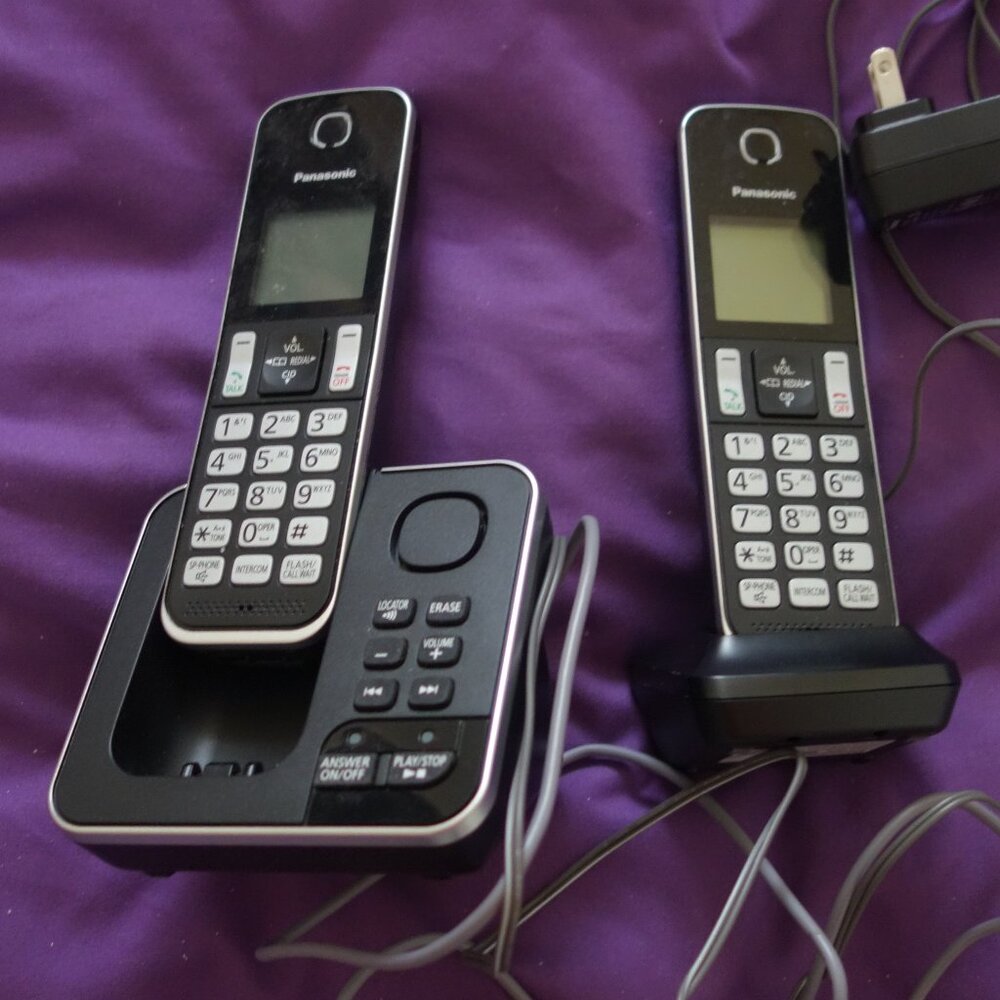 Panasonic Cordless Phone w/ Answering Machine Base & 2nd Cordless Phone w/ Base